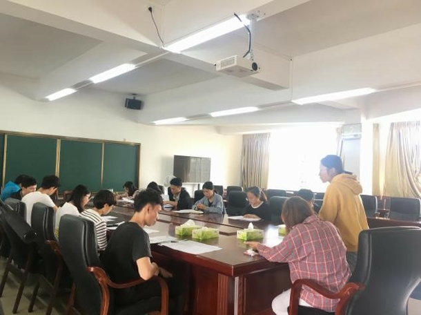 叶梦怡老师在进行感恩诚信教育(发文稿).jpg 叶梦怡老师在进行感恩诚信教育(发文稿).jpg