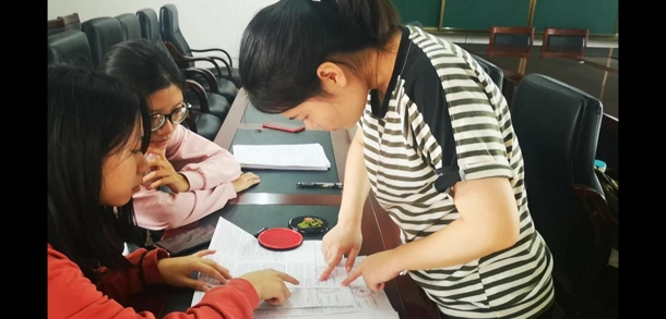 贷款同学进行签印(发文稿).jpg 贷款同学进行签印(发文稿).jpg